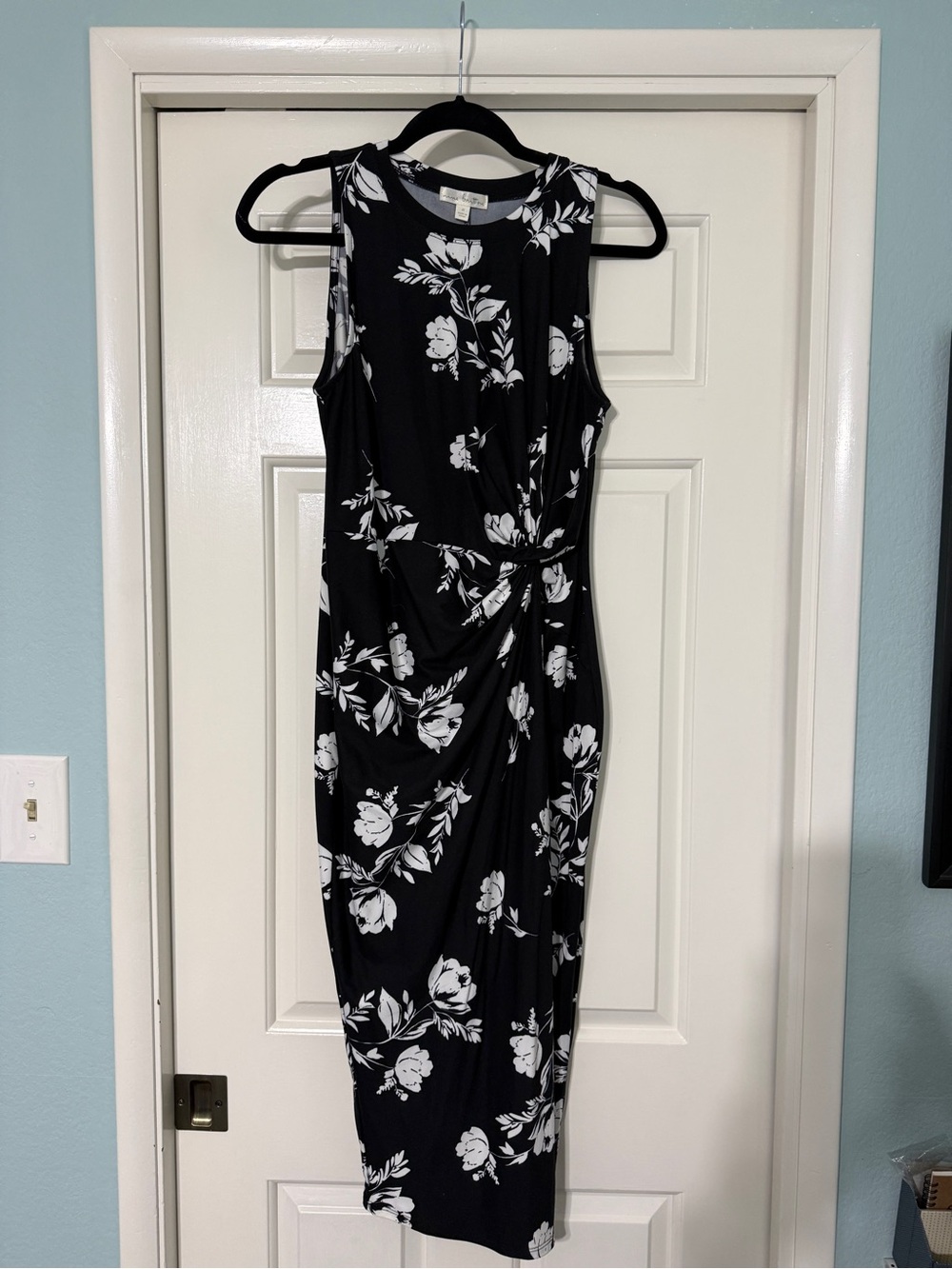 Nine Britton- sleeveless Black & White Floral Knot-Cut Dress